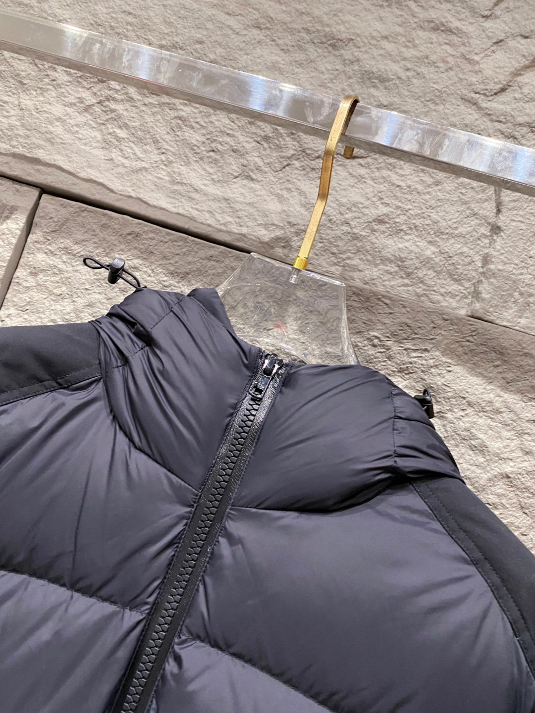 Canada Goose(加拿大鹅) FW2025新款羽绒服。连帽设计，男女同款，时尚感满满。采用定制面