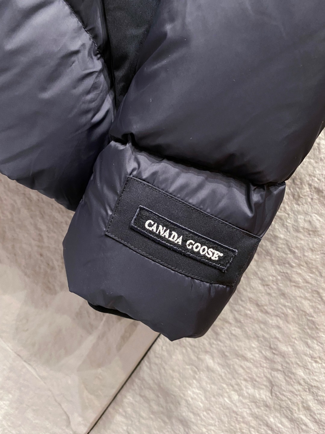 Canada Goose(加拿大鹅) FW2025新款羽绒服。连帽设计，男女同款，时尚感满满。采用定制面