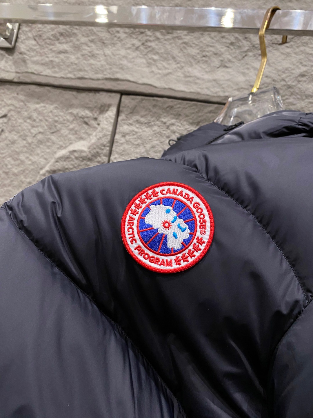 Canada Goose(加拿大鹅) FW2025新款羽绒服。连帽设计，男女同款，时尚感满满。采用定制面
