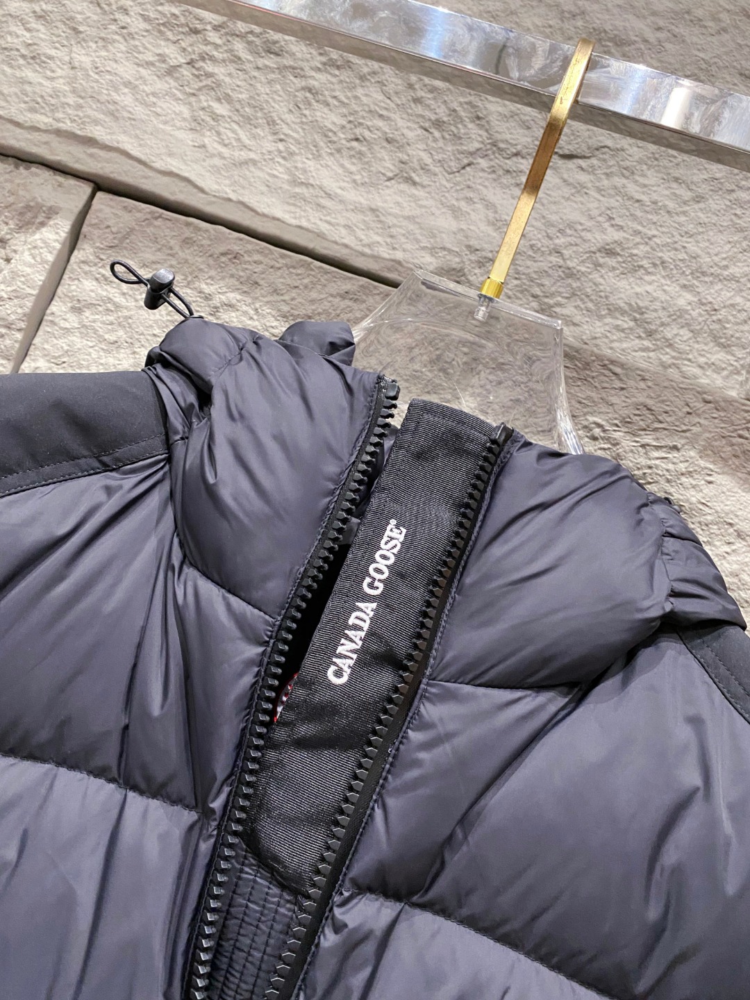 Canada Goose(加拿大鹅) FW2025新款羽绒服。连帽设计，男女同款，时尚感满满。采用定制面