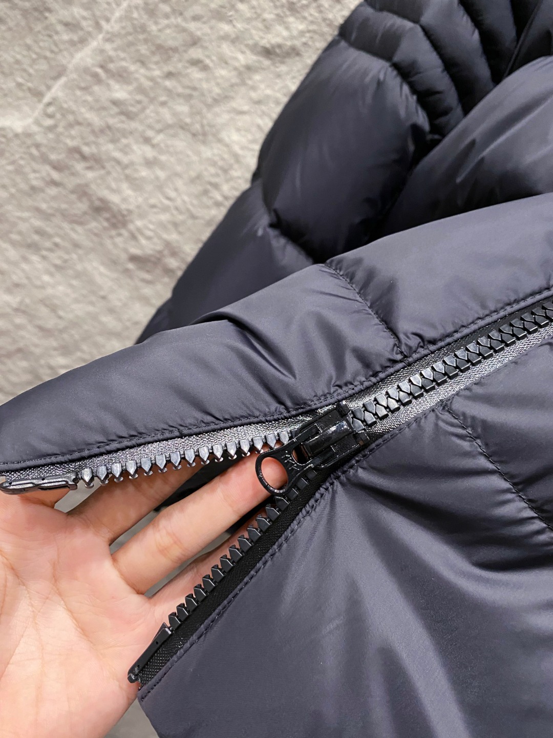 Canada Goose(加拿大鹅) FW2025新款羽绒服。连帽设计，男女同款，时尚感满满。采用定制面