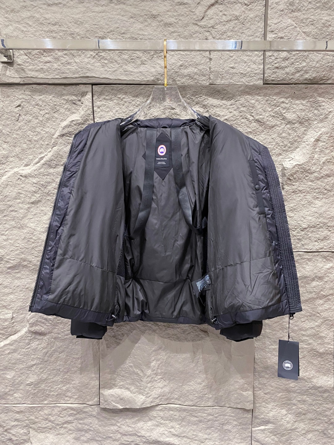 Canada Goose(加拿大鹅) FW2025新款羽绒服。连帽设计，男女同款，时尚感满满。采用定制面