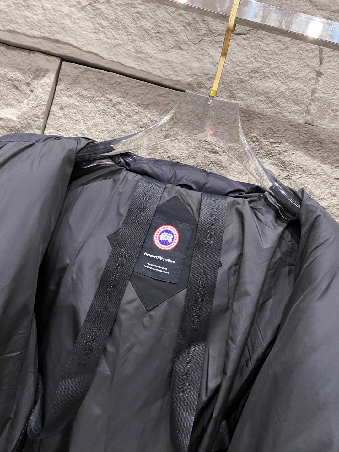 Canada Goose(加拿大鹅) FW2025新款羽绒服。连帽设计，男女同款，时尚感满满。采用定制面
