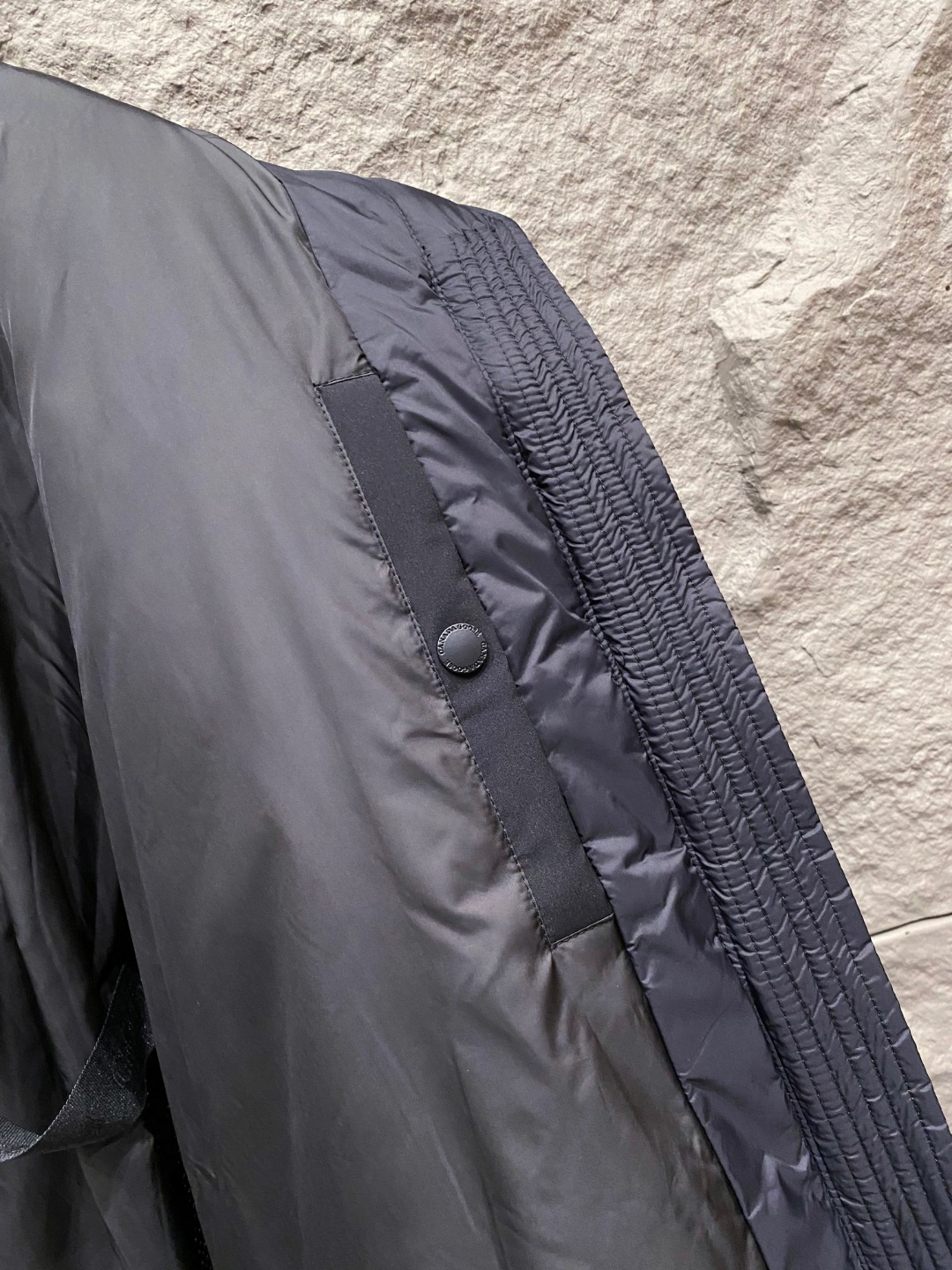 Canada Goose(加拿大鹅) FW2025新款羽绒服。连帽设计，男女同款，时尚感满满。采用定制面