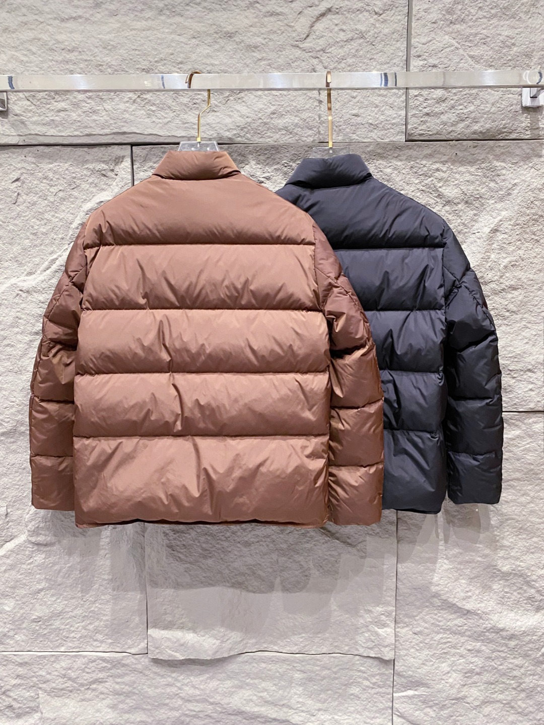 Prada 普拉达2025秋冬专柜同步新品发布，最新款羽绒服出货，全部原版购入，今年最新色，无论面料和辅