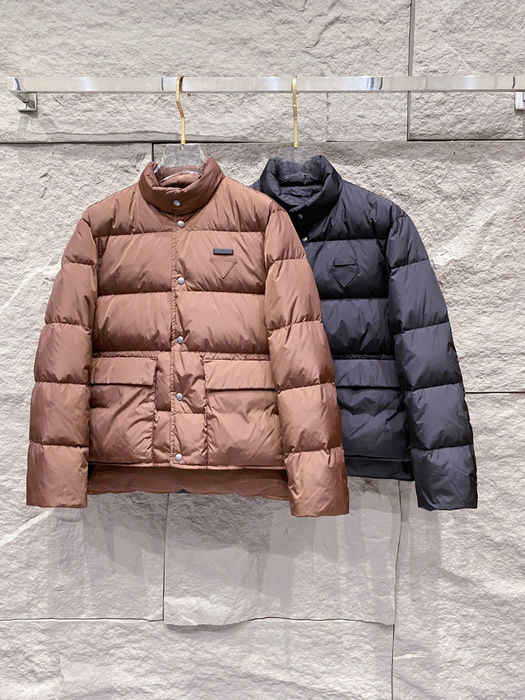 Prada 普拉达2025秋冬专柜同步新品发布，最新款羽绒服出货，全部原版购入，今年最新色，无论面料和辅