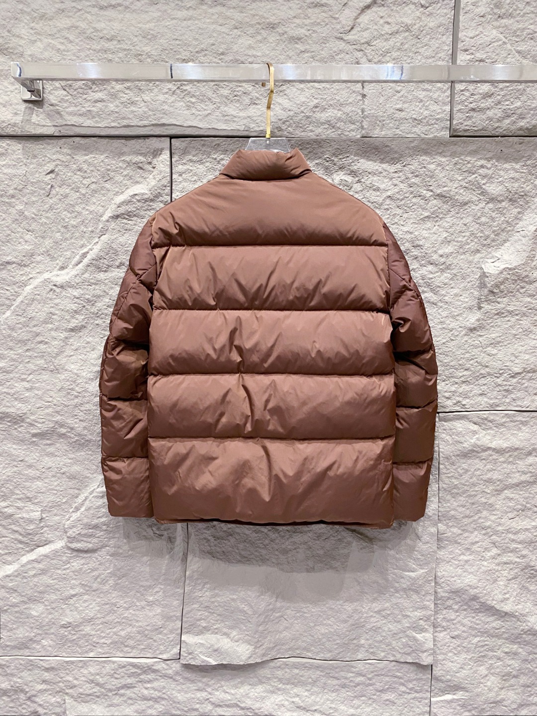 Prada 普拉达2025秋冬专柜同步新品发布，最新款羽绒服出货，全部原版购入，今年最新色，无论面料和辅