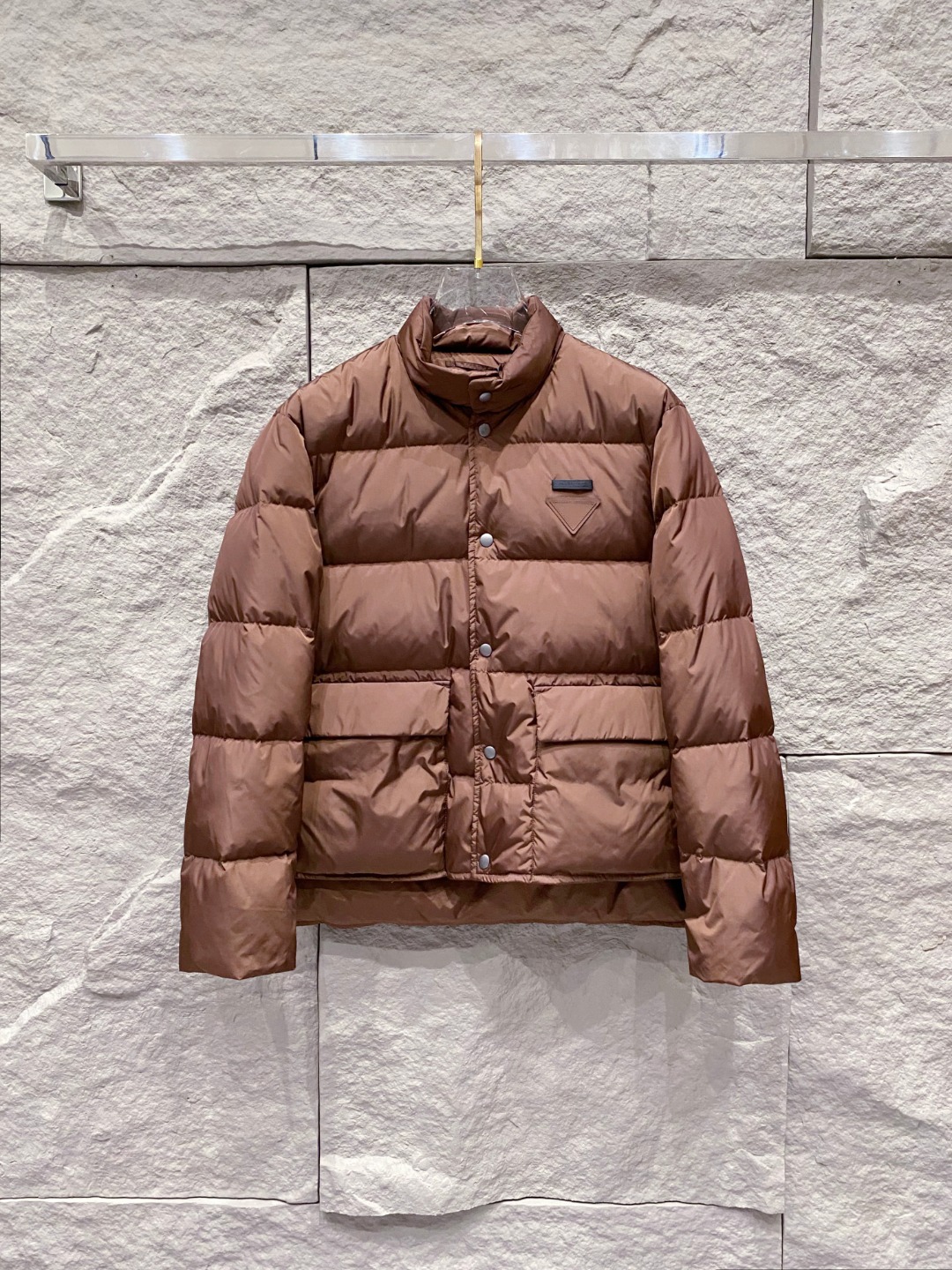 Prada 普拉达2025秋冬专柜同步新品发布，最新款羽绒服出货，全部原版购入，今年最新色，无论面料和辅