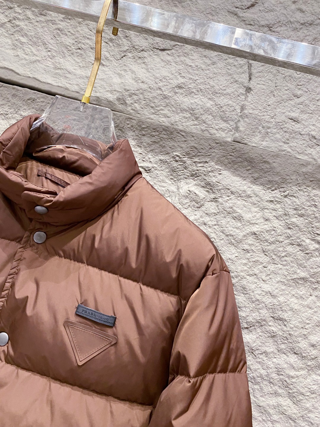 Prada 普拉达2025秋冬专柜同步新品发布，最新款羽绒服出货，全部原版购入，今年最新色，无论面料和辅