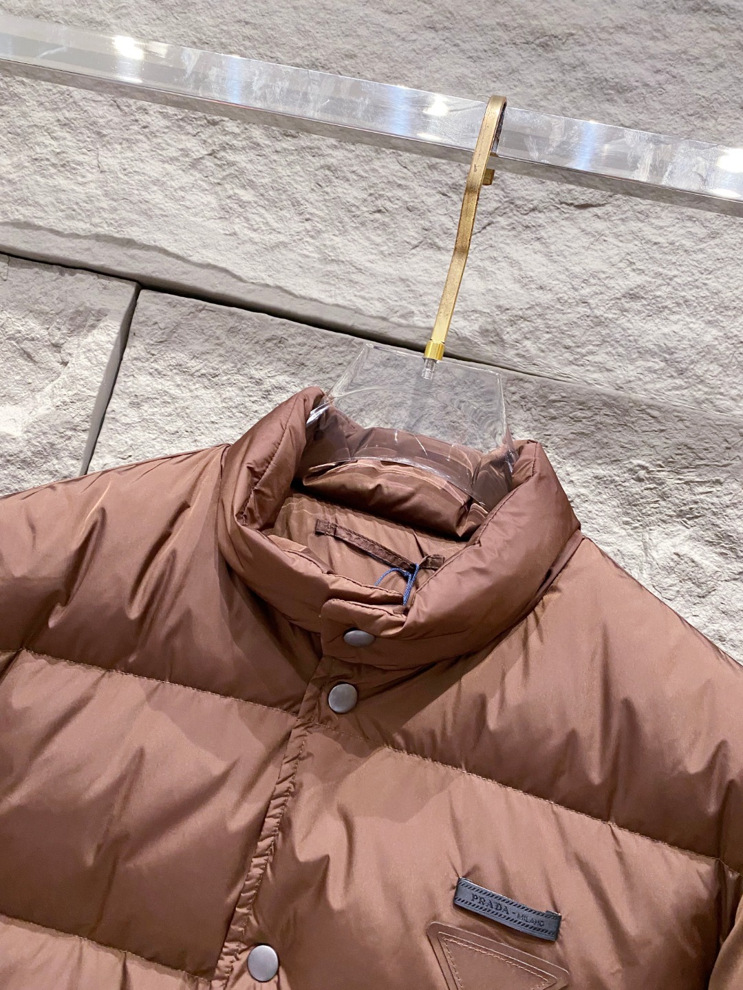 Prada 普拉达2025秋冬专柜同步新品发布，最新款羽绒服出货，全部原版购入，今年最新色，无论面料和辅