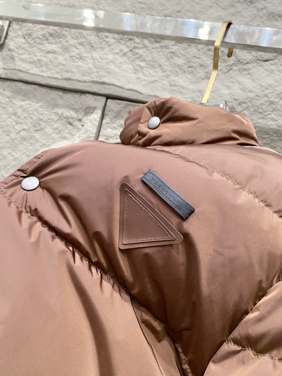 Prada 普拉达2025秋冬专柜同步新品发布，最新款羽绒服出货，全部原版购入，今年最新色，无论面料和辅