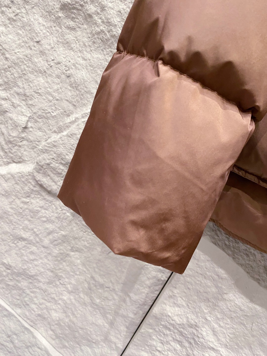 Prada 普拉达2025秋冬专柜同步新品发布，最新款羽绒服出货，全部原版购入，今年最新色，无论面料和辅