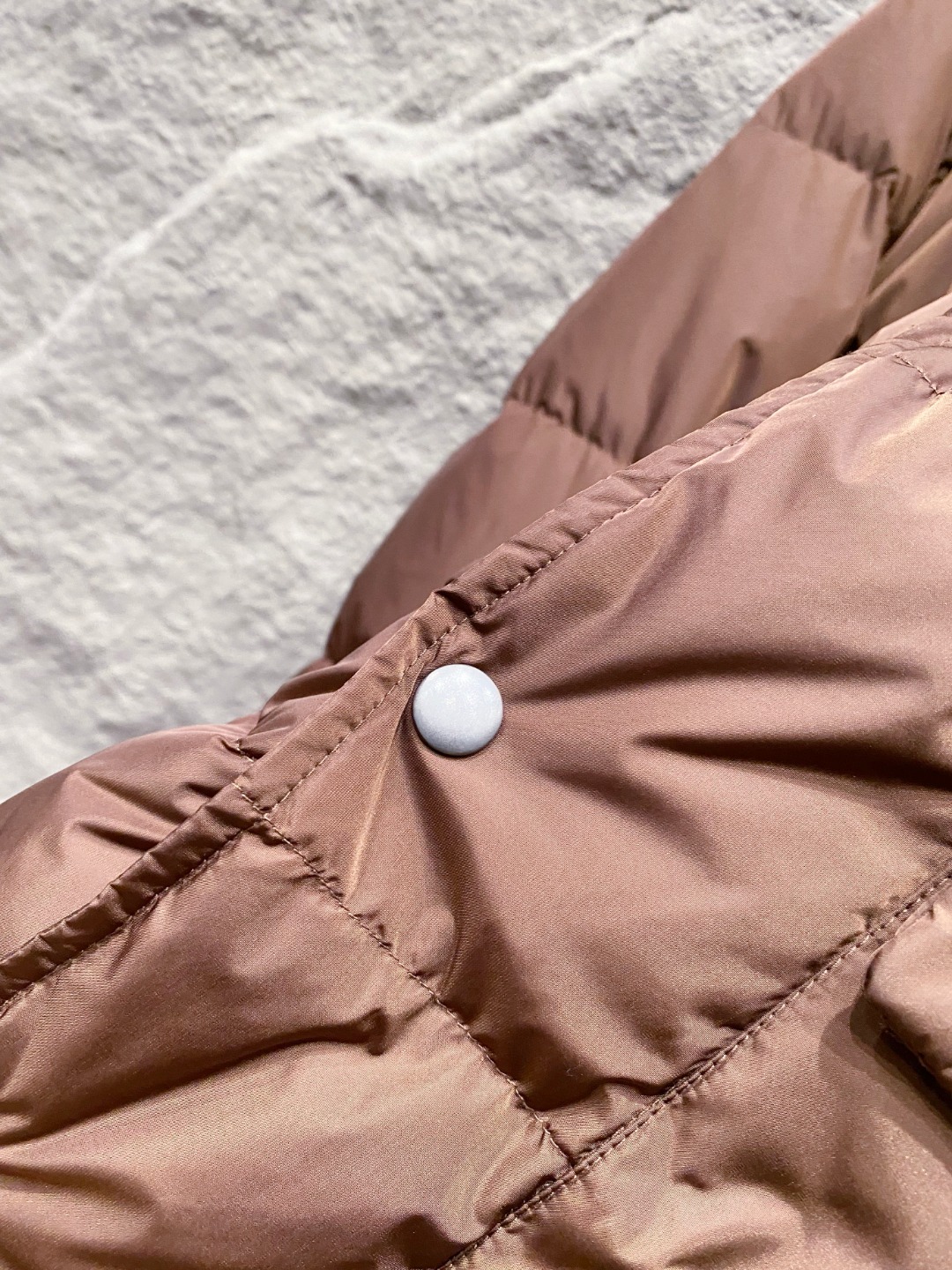 Prada 普拉达2025秋冬专柜同步新品发布，最新款羽绒服出货，全部原版购入，今年最新色，无论面料和辅