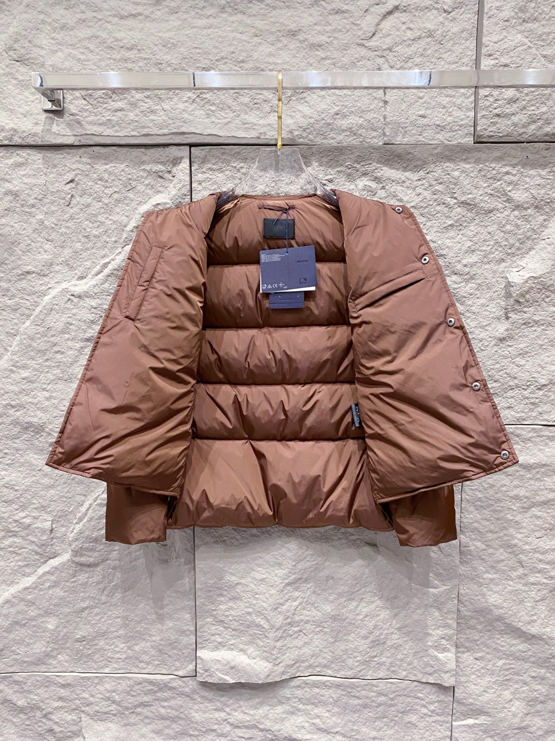 Prada 普拉达2025秋冬专柜同步新品发布，最新款羽绒服出货，全部原版购入，今年最新色，无论面料和辅