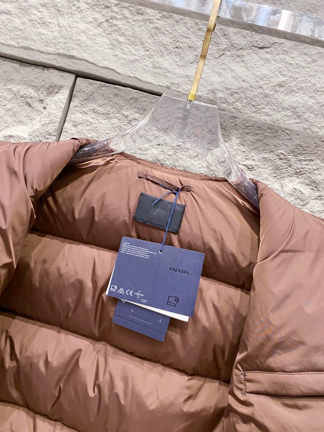 Prada 普拉达2025秋冬专柜同步新品发布，最新款羽绒服出货，全部原版购入，今年最新色，无论面料和辅