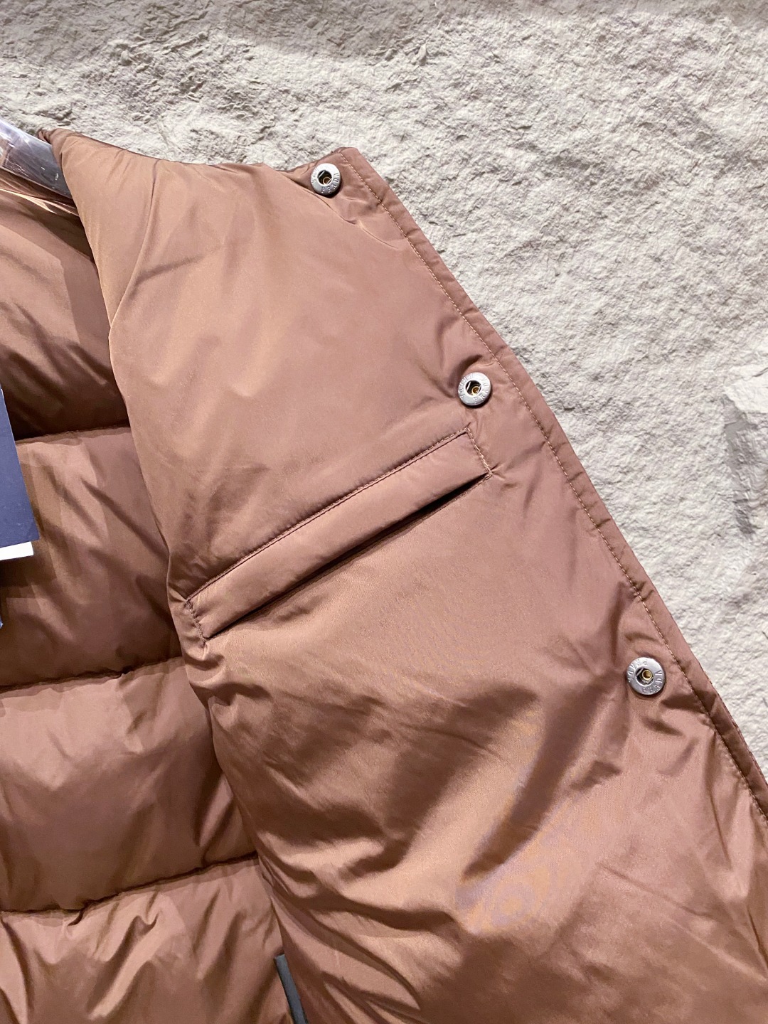 Prada 普拉达2025秋冬专柜同步新品发布，最新款羽绒服出货，全部原版购入，今年最新色，无论面料和辅