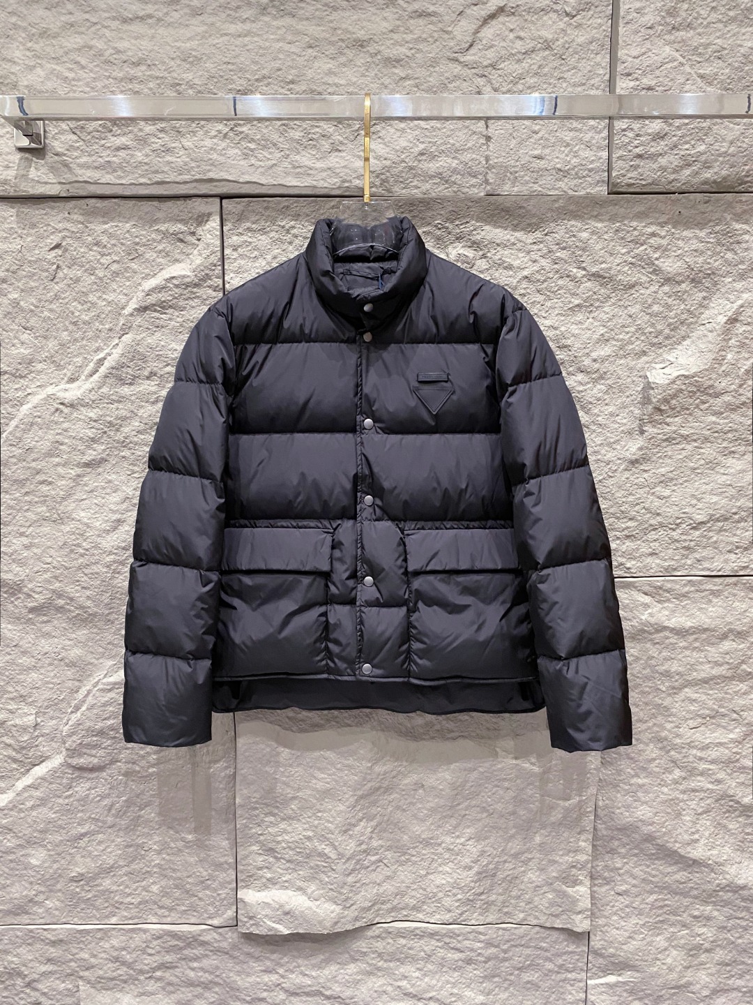 Prada 普拉达2025秋冬专柜同步新品发布，最新款羽绒服出货，全部原版购入，今年最新色，无论面料和辅