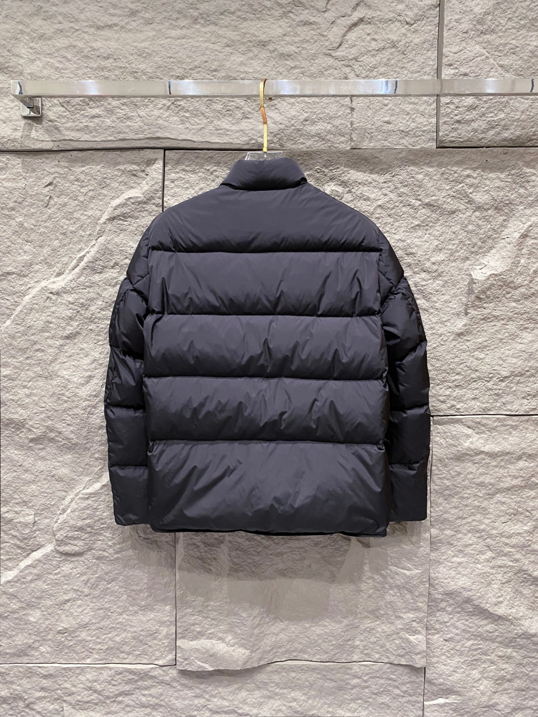 Prada 普拉达2025秋冬专柜同步新品发布，最新款羽绒服出货，全部原版购入，今年最新色，无论面料和辅