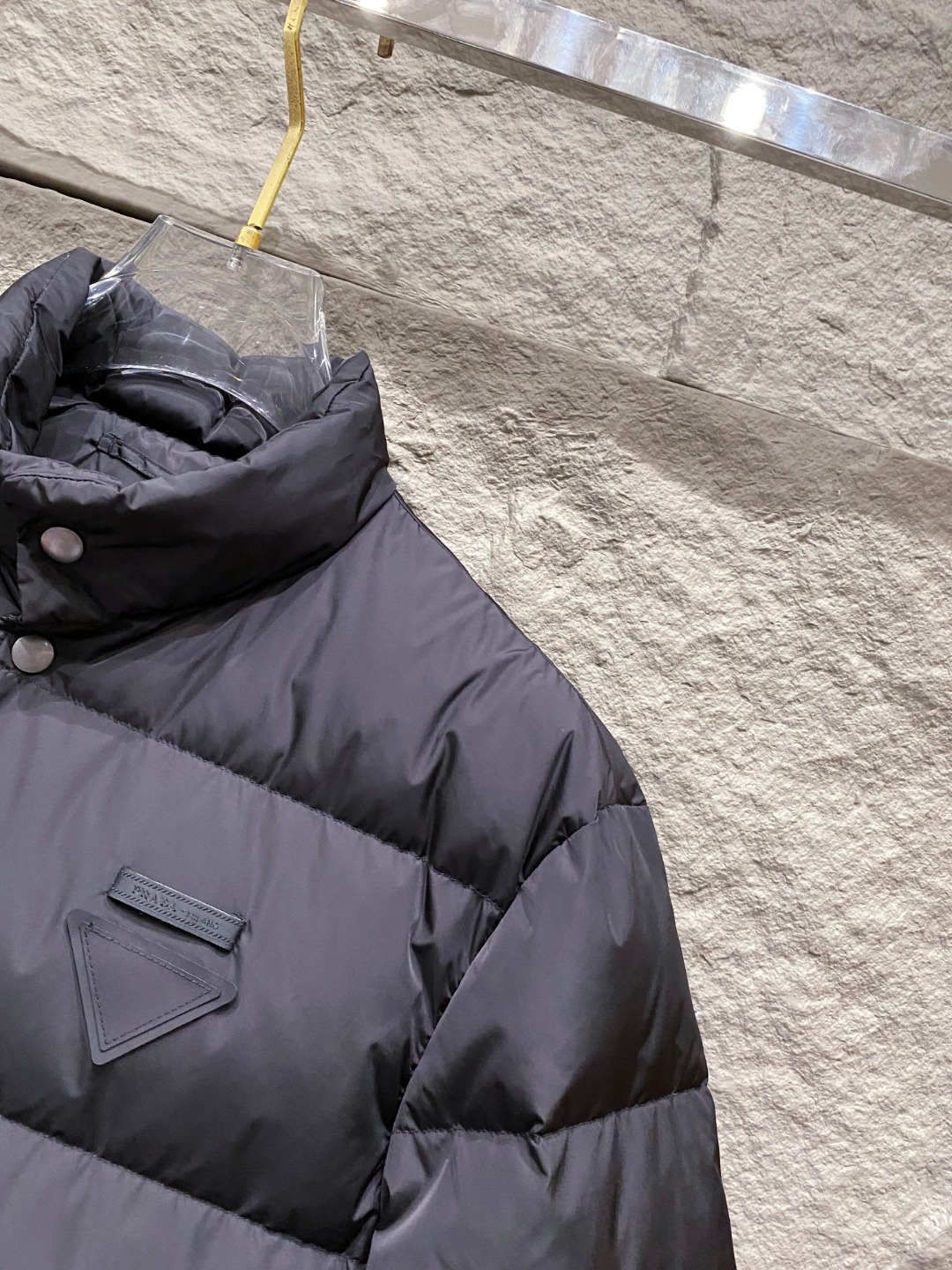 Prada 普拉达2025秋冬专柜同步新品发布，最新款羽绒服出货，全部原版购入，今年最新色，无论面料和辅