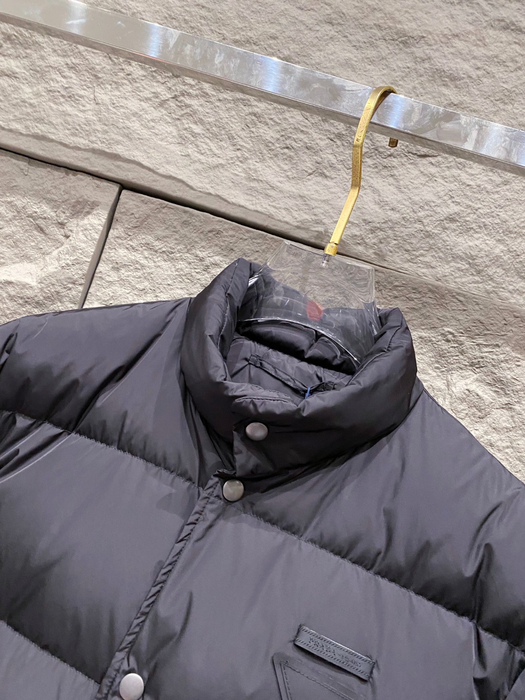 Prada 普拉达2025秋冬专柜同步新品发布，最新款羽绒服出货，全部原版购入，今年最新色，无论面料和辅