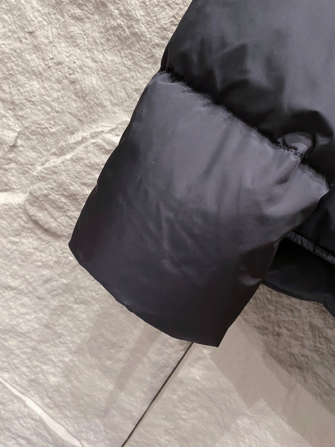 Prada 普拉达2025秋冬专柜同步新品发布，最新款羽绒服出货，全部原版购入，今年最新色，无论面料和辅