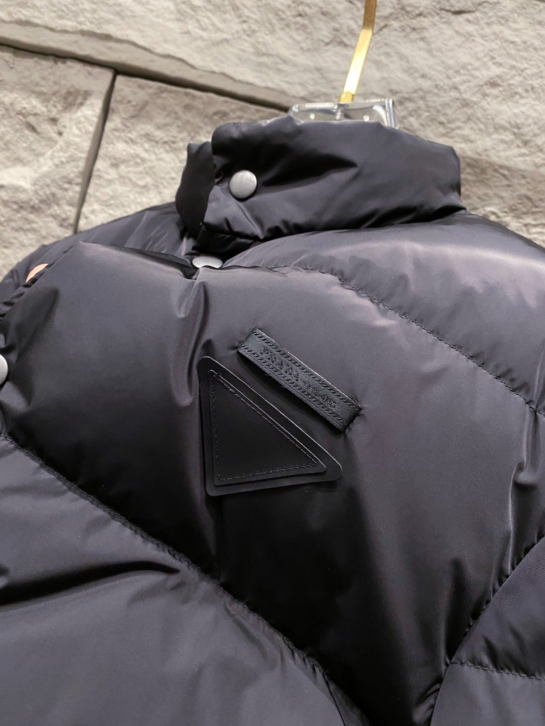 Prada 普拉达2025秋冬专柜同步新品发布，最新款羽绒服出货，全部原版购入，今年最新色，无论面料和辅