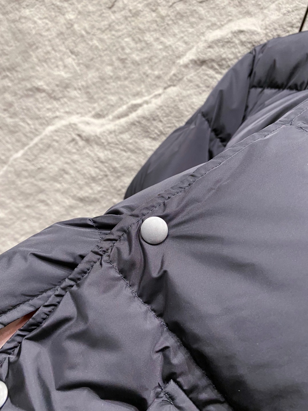 Prada 普拉达2025秋冬专柜同步新品发布，最新款羽绒服出货，全部原版购入，今年最新色，无论面料和辅