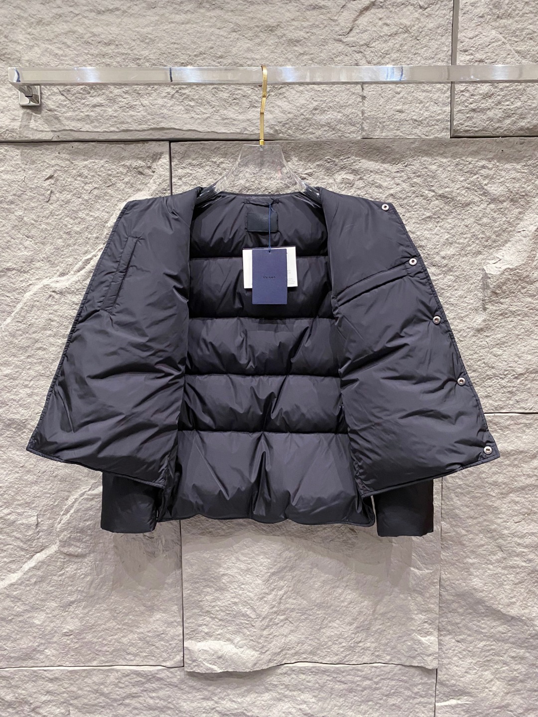 Prada 普拉达2025秋冬专柜同步新品发布，最新款羽绒服出货，全部原版购入，今年最新色，无论面料和辅