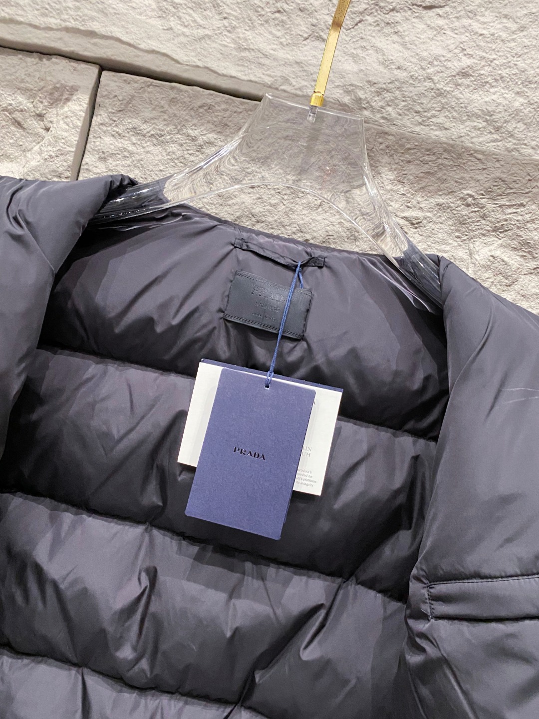 Prada 普拉达2025秋冬专柜同步新品发布，最新款羽绒服出货，全部原版购入，今年最新色，无论面料和辅