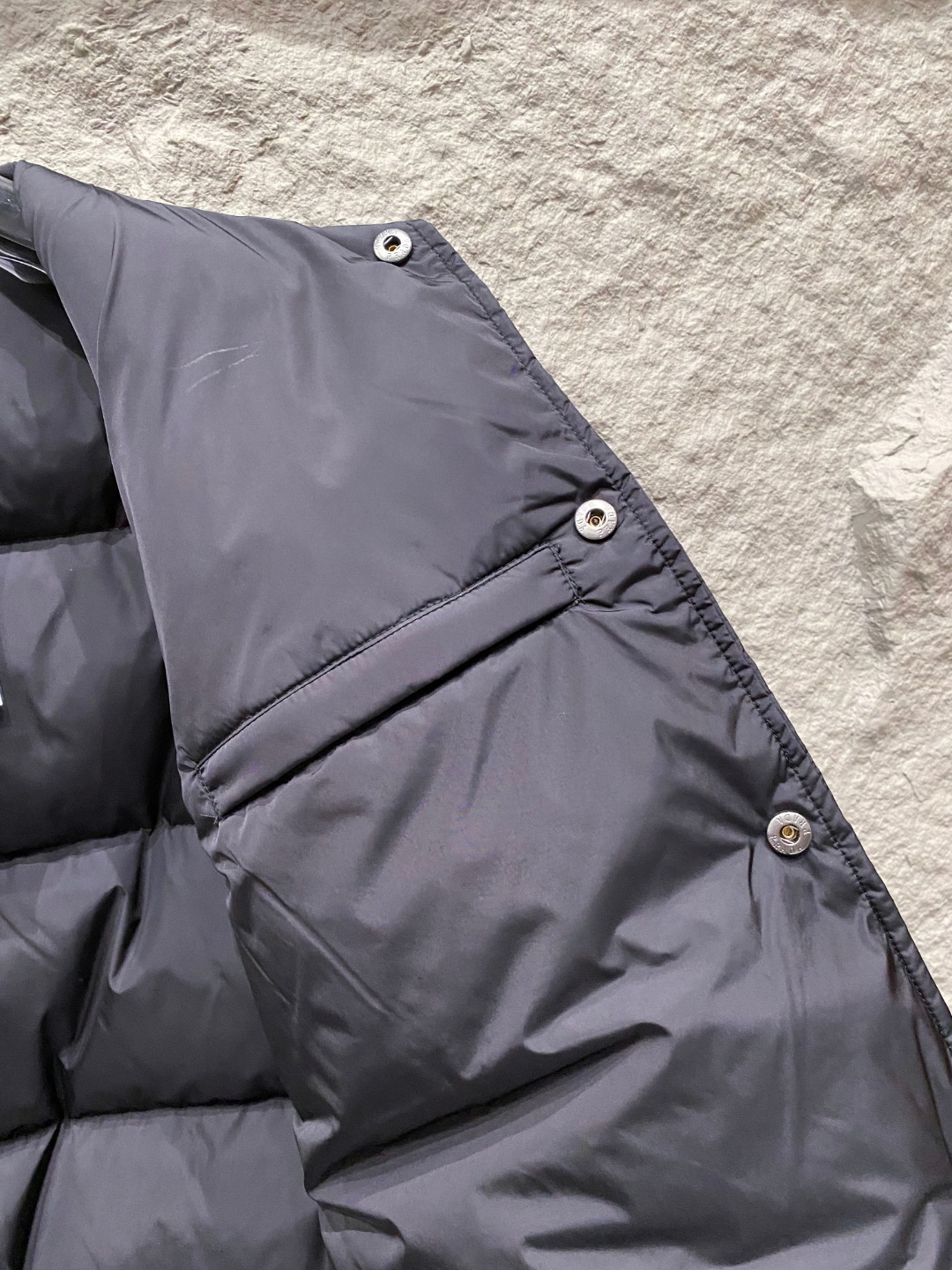 Prada 普拉达2025秋冬专柜同步新品发布，最新款羽绒服出货，全部原版购入，今年最新色，无论面料和辅