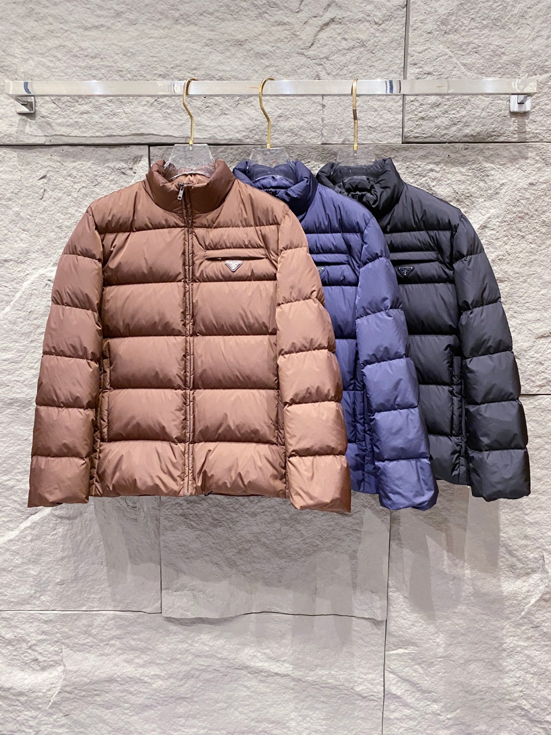 Prada 普拉达2025秋冬专柜同步新品发布，最新款羽绒服出货，全部原版购入，今年最新色，无论面料和辅