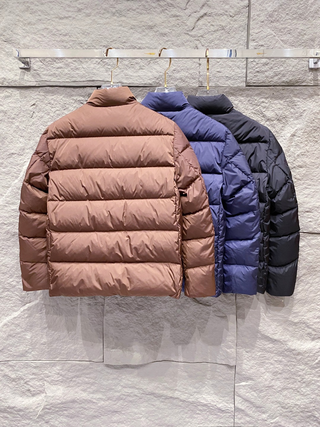 Prada 普拉达2025秋冬专柜同步新品发布，最新款羽绒服出货，全部原版购入，今年最新色，无论面料和辅