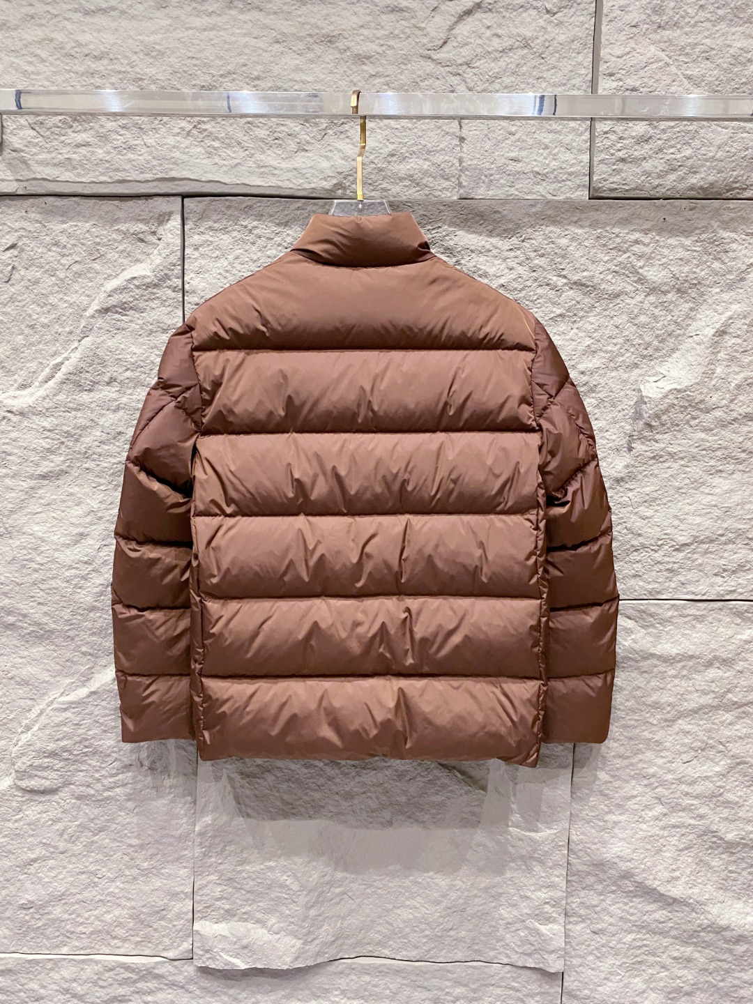 Prada 普拉达2025秋冬专柜同步新品发布，最新款羽绒服出货，全部原版购入，今年最新色，无论面料和辅