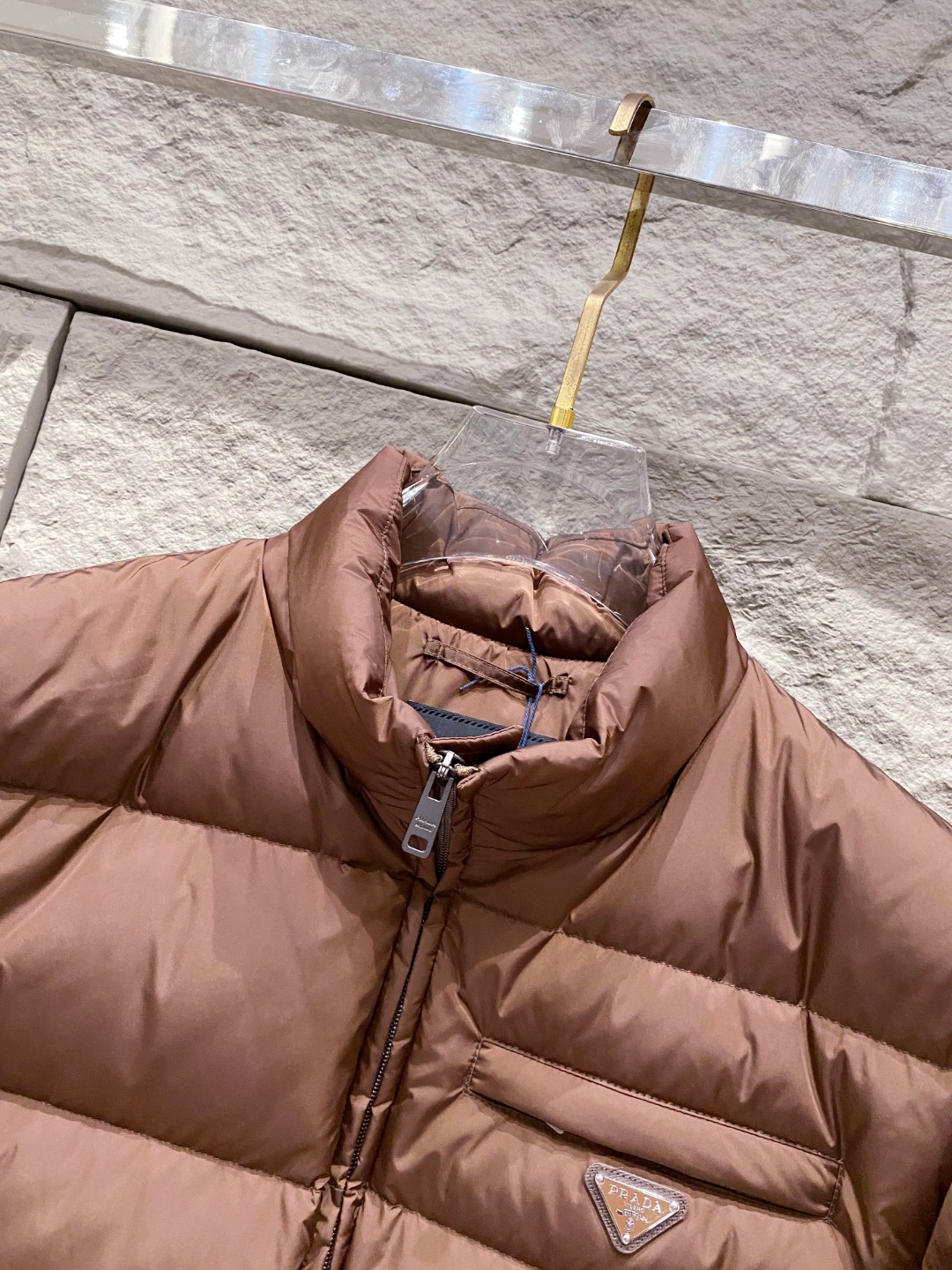 Prada 普拉达2025秋冬专柜同步新品发布，最新款羽绒服出货，全部原版购入，今年最新色，无论面料和辅