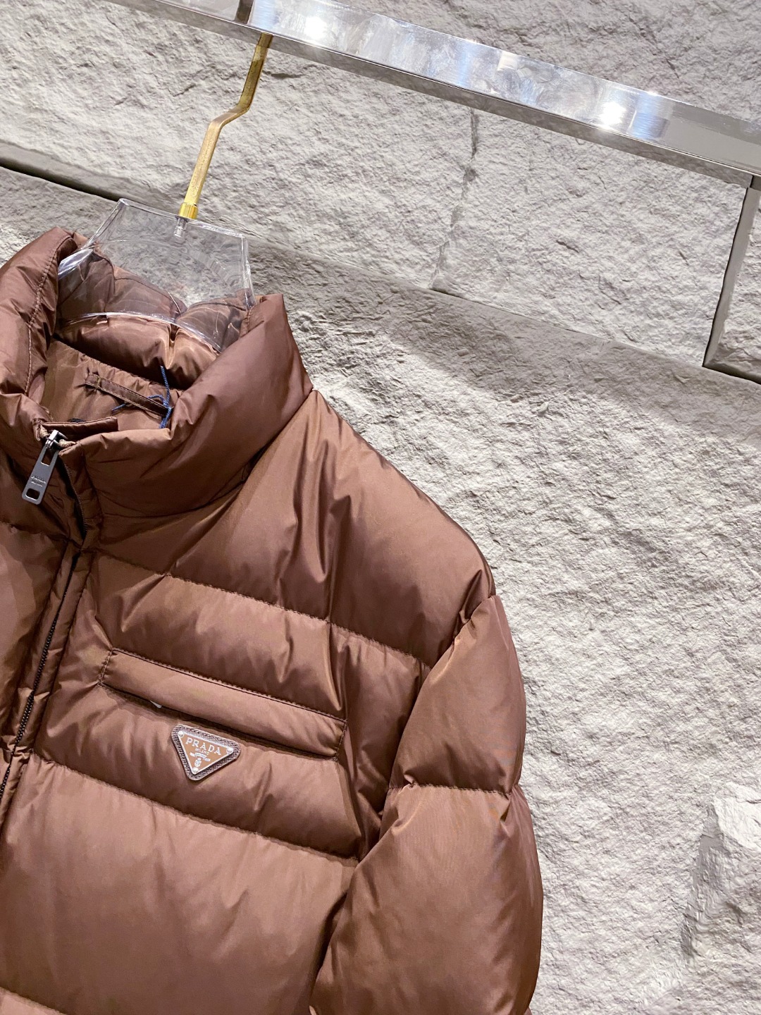 Prada 普拉达2025秋冬专柜同步新品发布，最新款羽绒服出货，全部原版购入，今年最新色，无论面料和辅