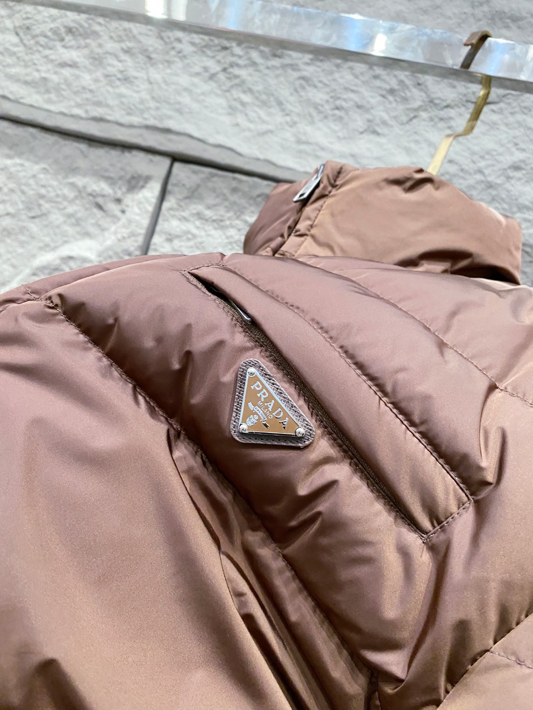 Prada 普拉达2025秋冬专柜同步新品发布，最新款羽绒服出货，全部原版购入，今年最新色，无论面料和辅
