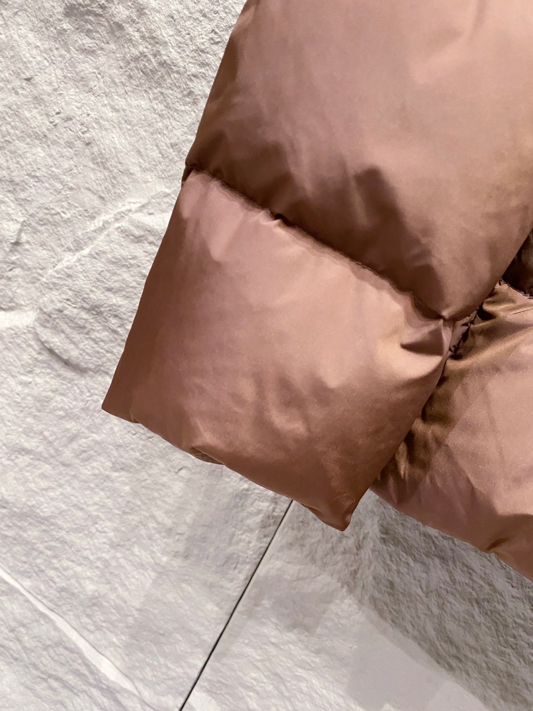 Prada 普拉达2025秋冬专柜同步新品发布，最新款羽绒服出货，全部原版购入，今年最新色，无论面料和辅