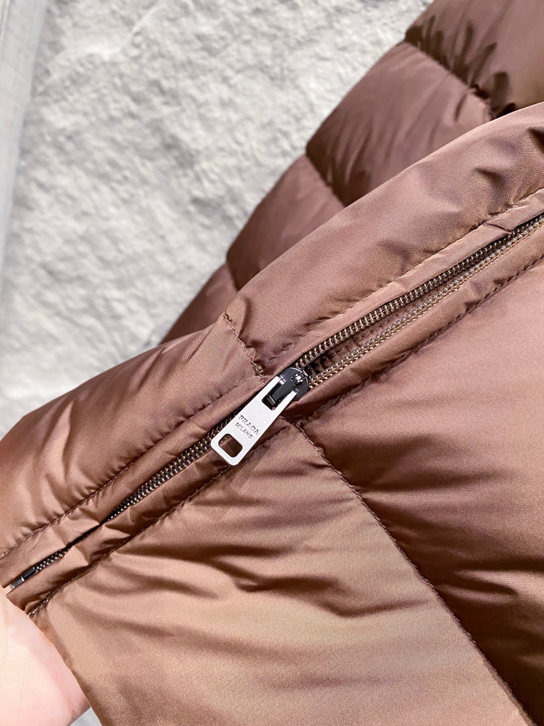 Prada 普拉达2025秋冬专柜同步新品发布，最新款羽绒服出货，全部原版购入，今年最新色，无论面料和辅