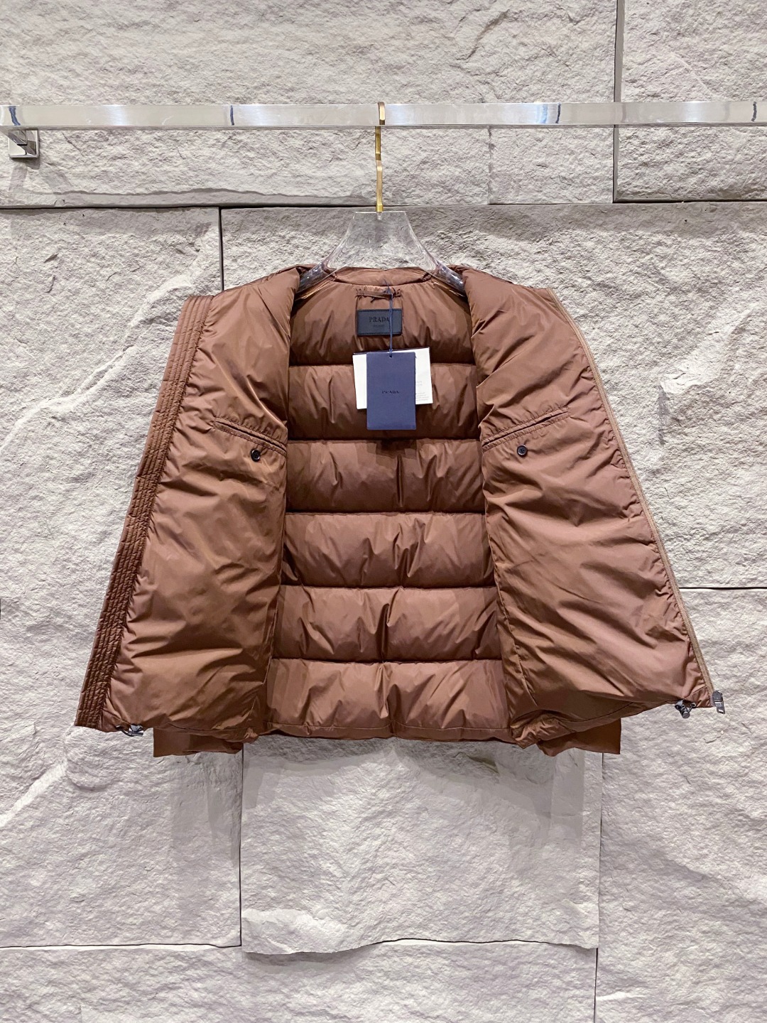 Prada 普拉达2025秋冬专柜同步新品发布，最新款羽绒服出货，全部原版购入，今年最新色，无论面料和辅