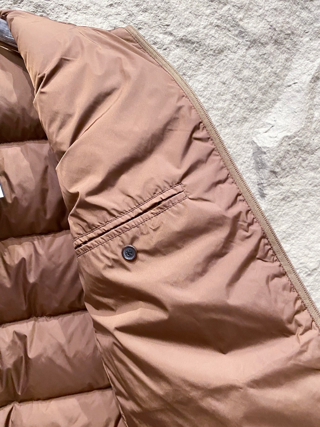 Prada 普拉达2025秋冬专柜同步新品发布，最新款羽绒服出货，全部原版购入，今年最新色，无论面料和辅