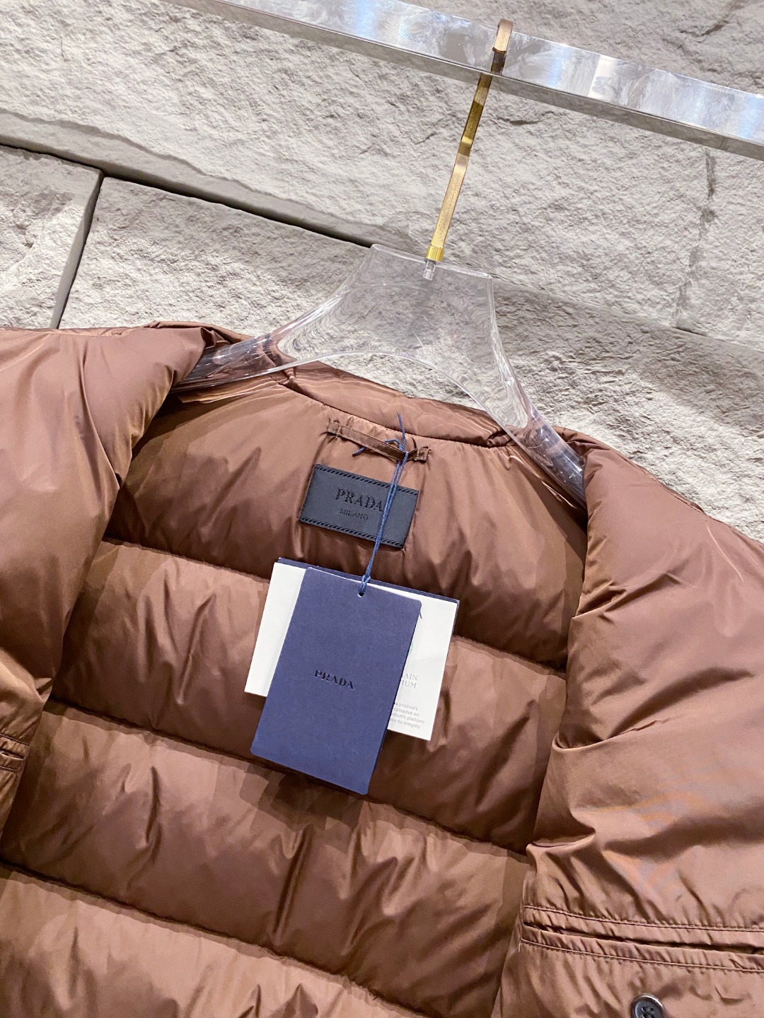 Prada 普拉达2025秋冬专柜同步新品发布，最新款羽绒服出货，全部原版购入，今年最新色，无论面料和辅