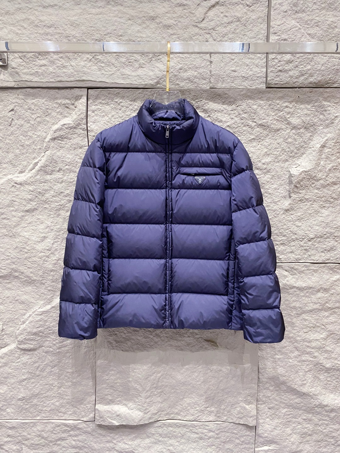 Prada 普拉达2025秋冬专柜同步新品发布，最新款羽绒服出货，全部原版购入，今年最新色，无论面料和辅