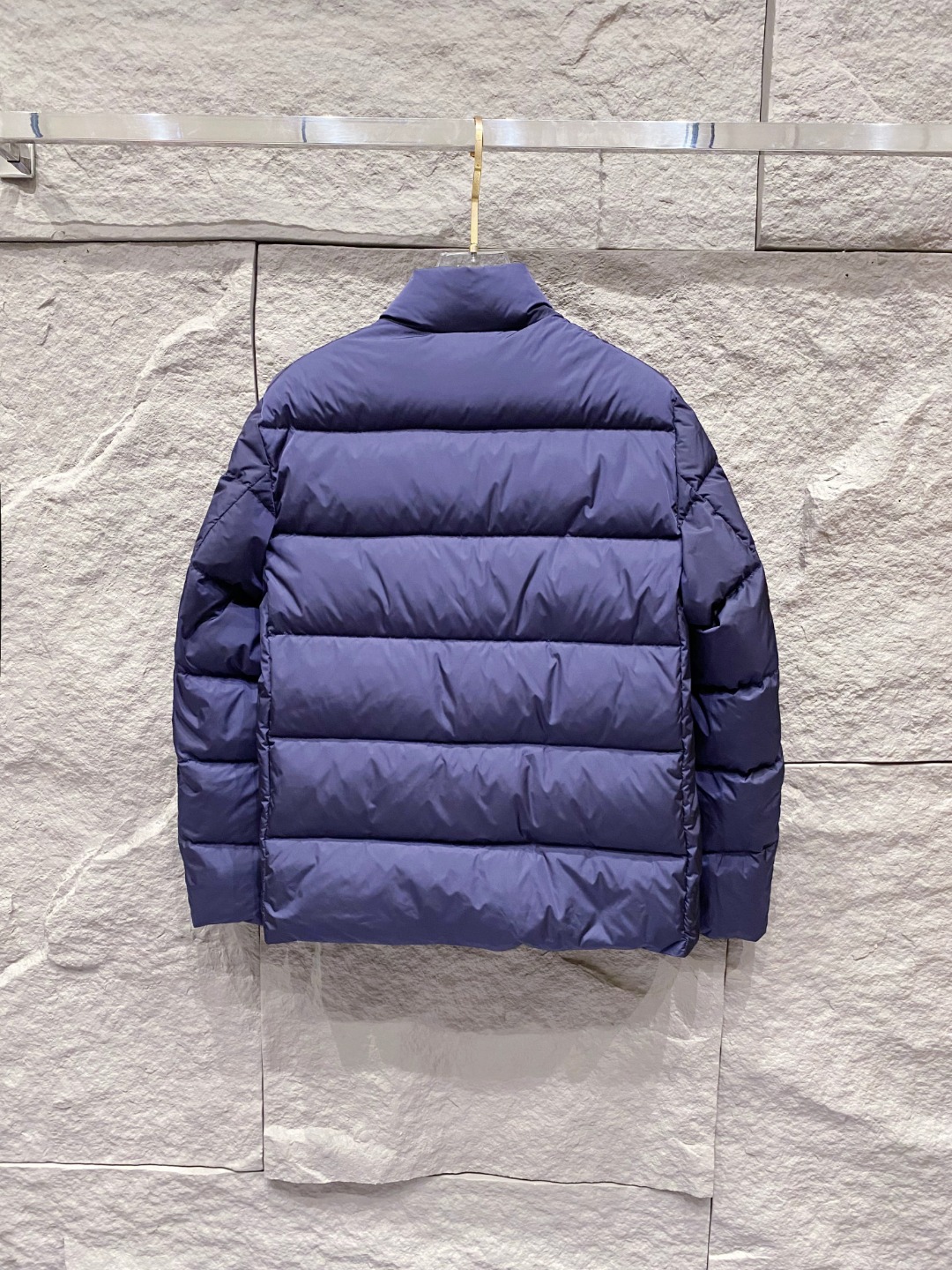 Prada 普拉达2025秋冬专柜同步新品发布，最新款羽绒服出货，全部原版购入，今年最新色，无论面料和辅