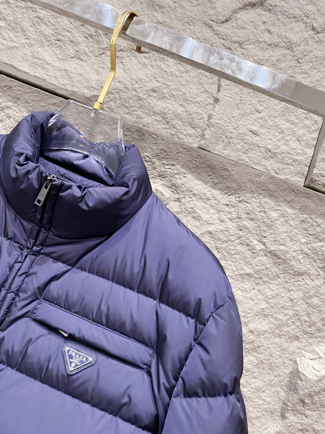 Prada 普拉达2025秋冬专柜同步新品发布，最新款羽绒服出货，全部原版购入，今年最新色，无论面料和辅