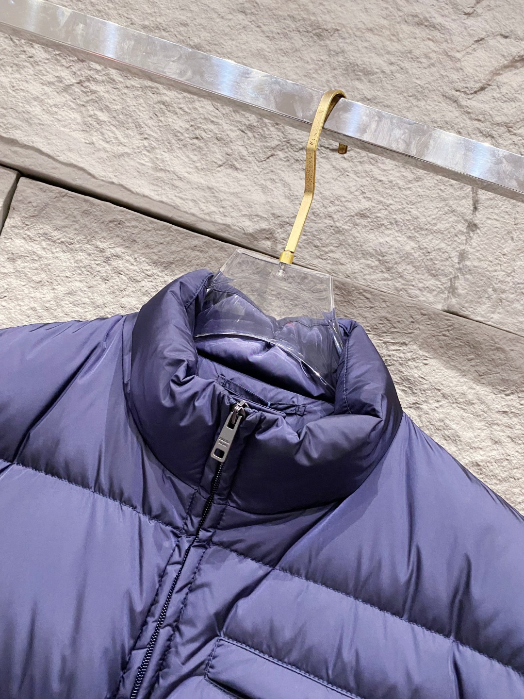 Prada 普拉达2025秋冬专柜同步新品发布，最新款羽绒服出货，全部原版购入，今年最新色，无论面料和辅