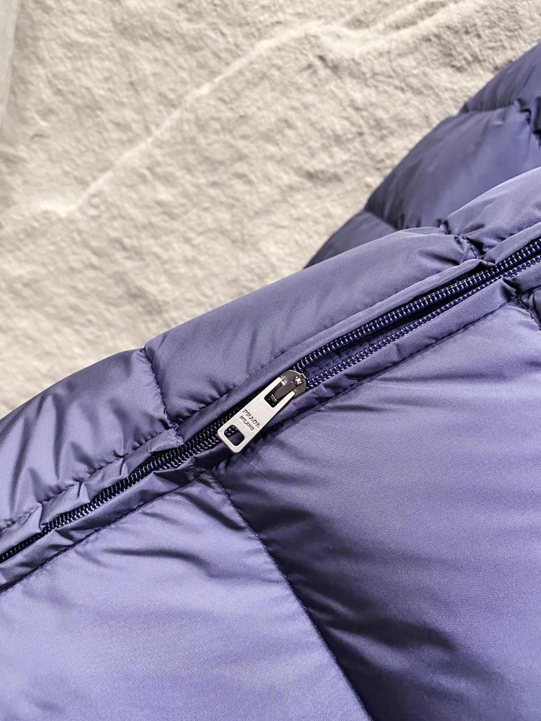 Prada 普拉达2025秋冬专柜同步新品发布，最新款羽绒服出货，全部原版购入，今年最新色，无论面料和辅