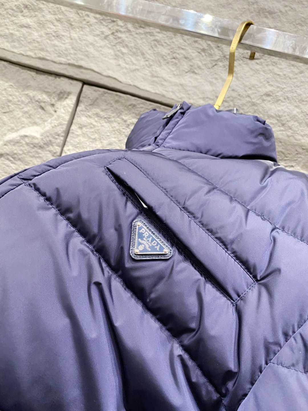 Prada 普拉达2025秋冬专柜同步新品发布，最新款羽绒服出货，全部原版购入，今年最新色，无论面料和辅