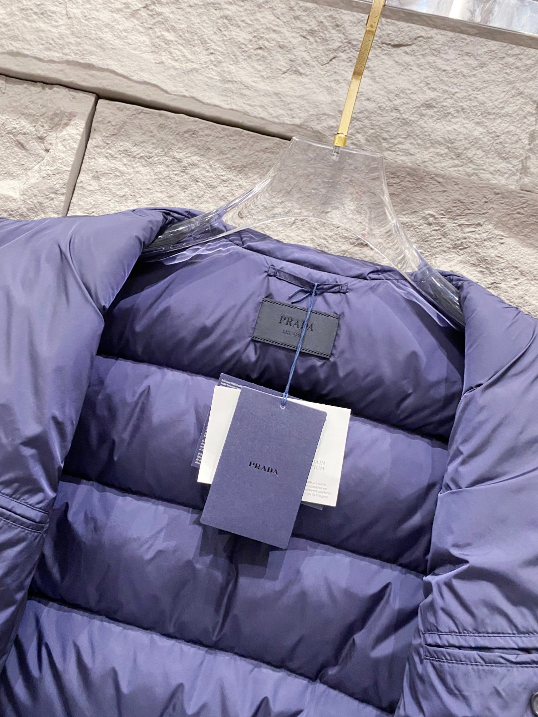 Prada 普拉达2025秋冬专柜同步新品发布，最新款羽绒服出货，全部原版购入，今年最新色，无论面料和辅