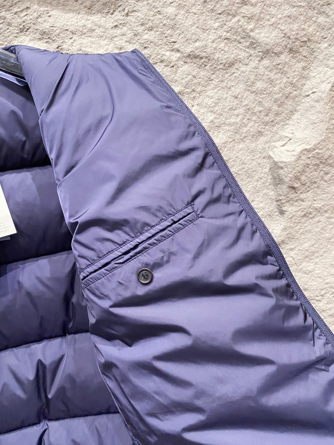 Prada 普拉达2025秋冬专柜同步新品发布，最新款羽绒服出货，全部原版购入，今年最新色，无论面料和辅