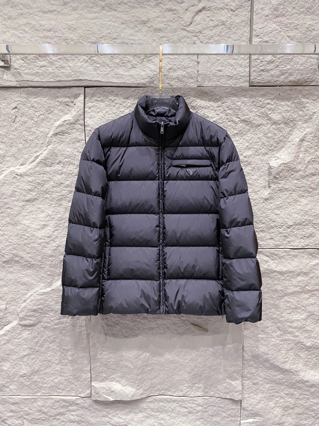 Prada 普拉达2025秋冬专柜同步新品发布，最新款羽绒服出货，全部原版购入，今年最新色，无论面料和辅